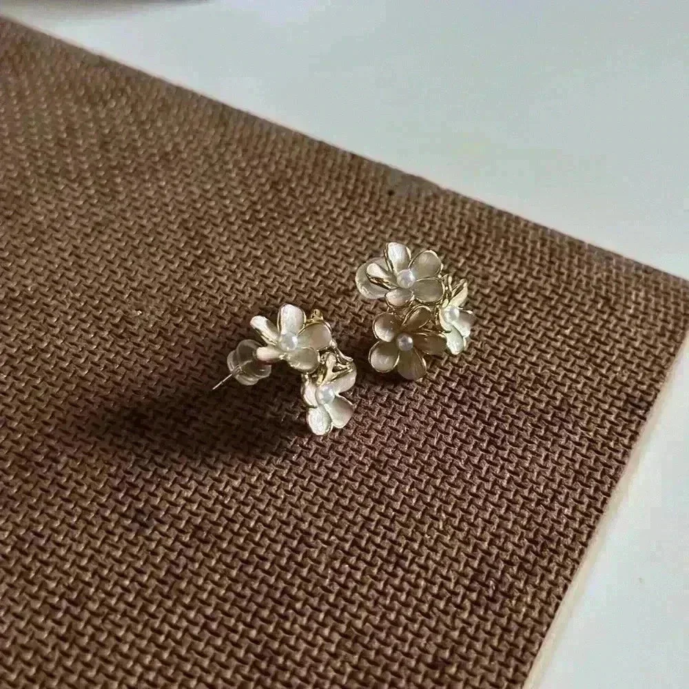 Gradient Triple Flower With Pearls Earrings